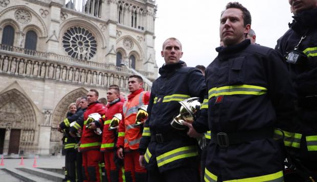 Francia rinde homenaje al Cuerpo de Bomberos que combatió el incendio de Notre Dame