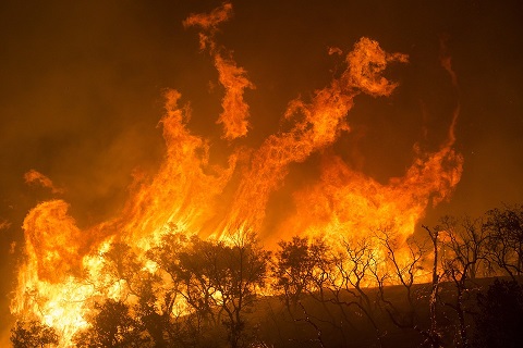 El fuego continúa imparable en California y obliga a evacuar ya a 200.000 personas