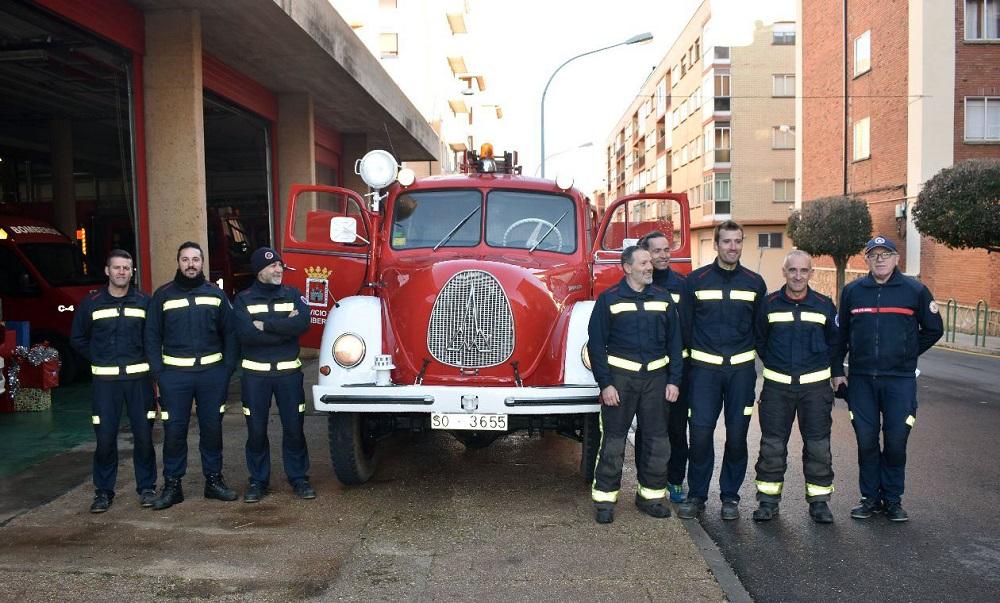 Un grupo de bomberos del parque de Soria restaura una autobomba de 1960