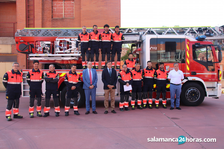 Los bomberos de Salamanca presentan su nuevo camión autoescala