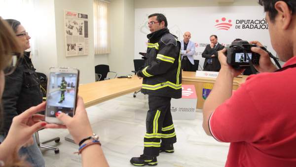 Los #bomberos del CPEI de Badajoz recibirán nuevos trajes de intervención con las últimas medidas de seguridad