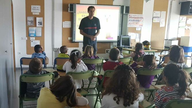 Más de 6.000 escolares de 20 centros en Almería cambian sus clases de mates para saber reaccionar ante una evacuación 