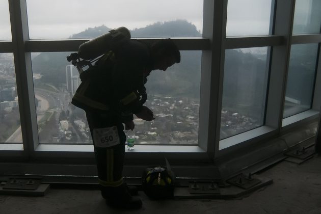 Mil #bomberos suben el edificio más alto de Sudamérica para promover los trasplantes