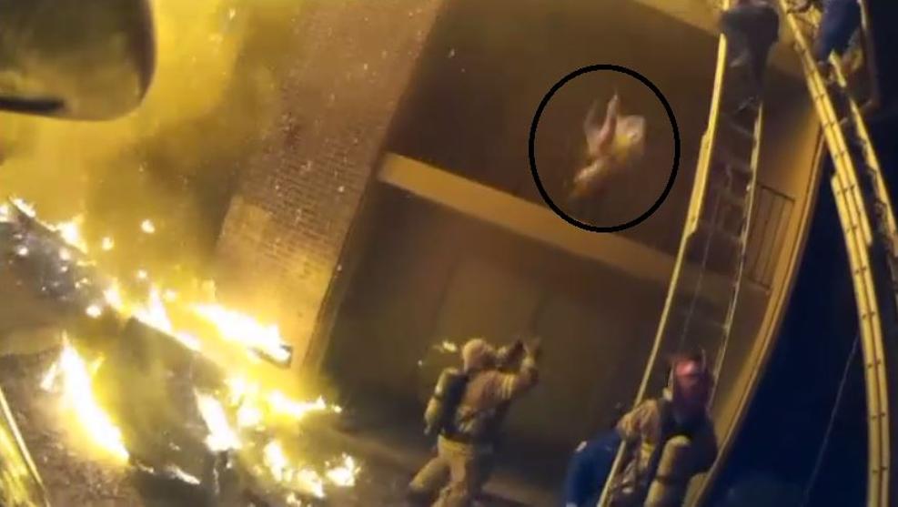 Un #bombero caza al vuelo a una niña lanzada desde un balcón de un edificio en llamas