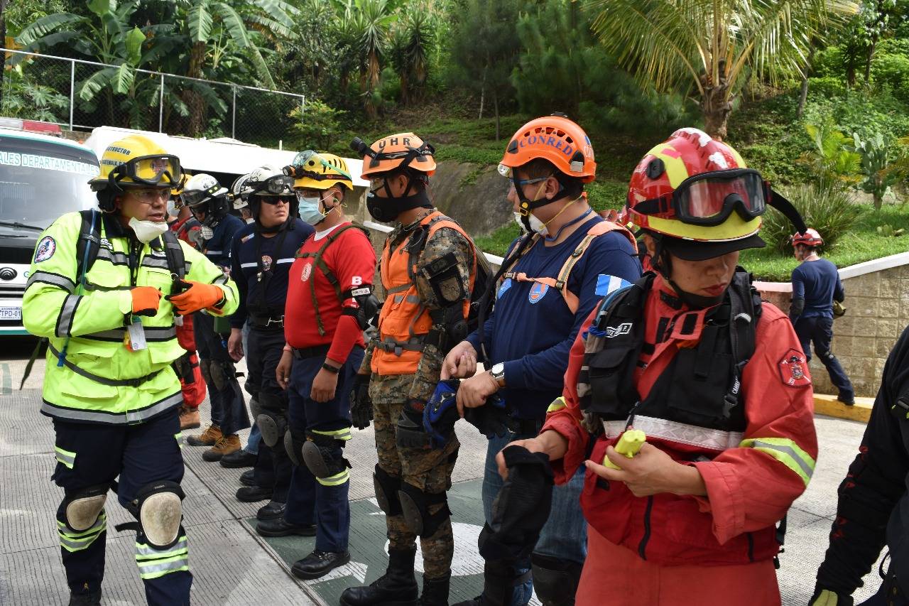 Instructores guatemaltecos imparten un curso de búsqueda y rescate a #bomberos de siete países