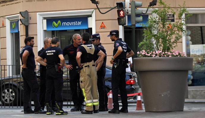 #Bomberos y policías ponen a prueba los nuevos maceteros antiterroristas de Murcia 