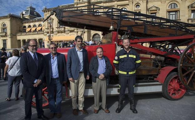 El Ayuntamiento de San Sebastián homenajea al Cuerpo municipal de #Bomberos en su 150 aniversario