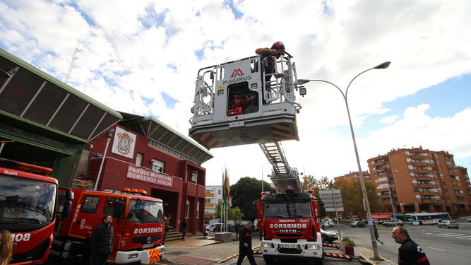 Los #bomberos de Huelva integran a su flota la autoescala más moderna de Europa
