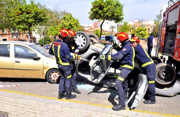 150 #bomberos aprenden en Linares cómo hacer rescates en intervenciones especiales