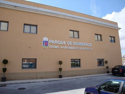 Los #Bomberos de Badajoz incorporan un vehículo estrecho para actuar en el casco antiguo