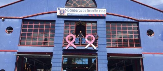 Los parques de #bomberos de Tenerife se visten de rosa contra el cáncer de mama