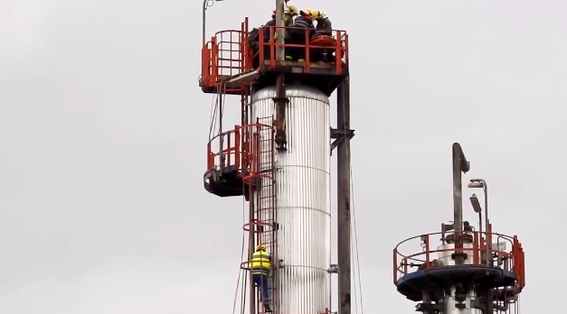 Rescate a 45 metros de altura de un operario de Petronor