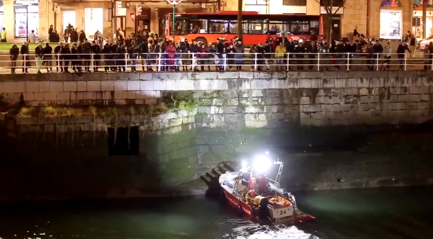 Los #Bomberos de Bilbao salvan la vida a un hombre que cayó a la ría desde el puente de La Merced
