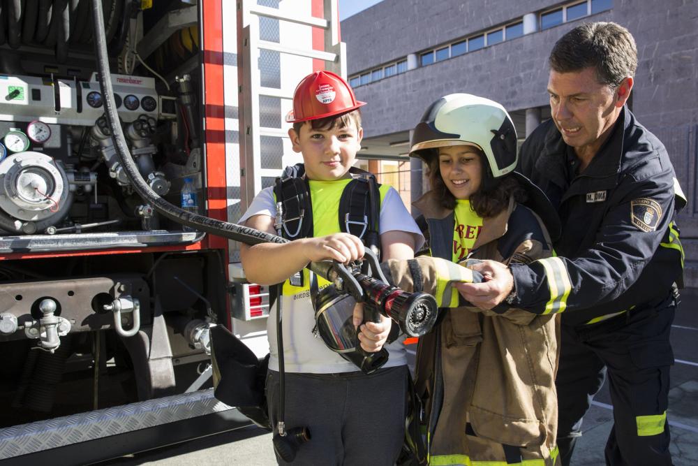 Los #bomberos de Oviedo reparten 500 detectores de humo para evitar incendios en edificios de riesgo
