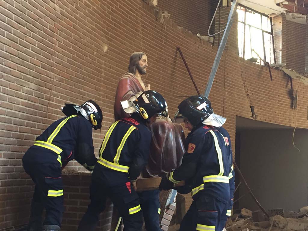 Los #Bomberos de #Talavera de la Reina @TalaveraAyto se ganan el cielo tras derrumbarse una iglesia
